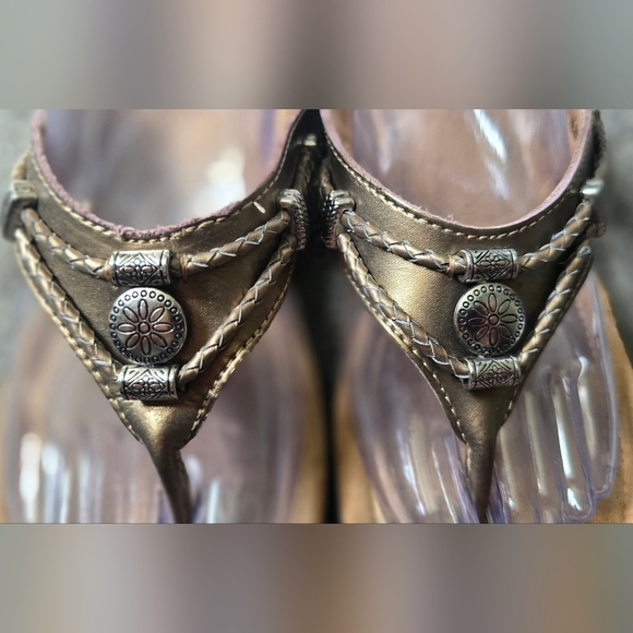 Minnetonka Silverthrone Women Flip Flop Sandals SZ 8 Silver Aztec Tribal Western - Picture 2 of 13